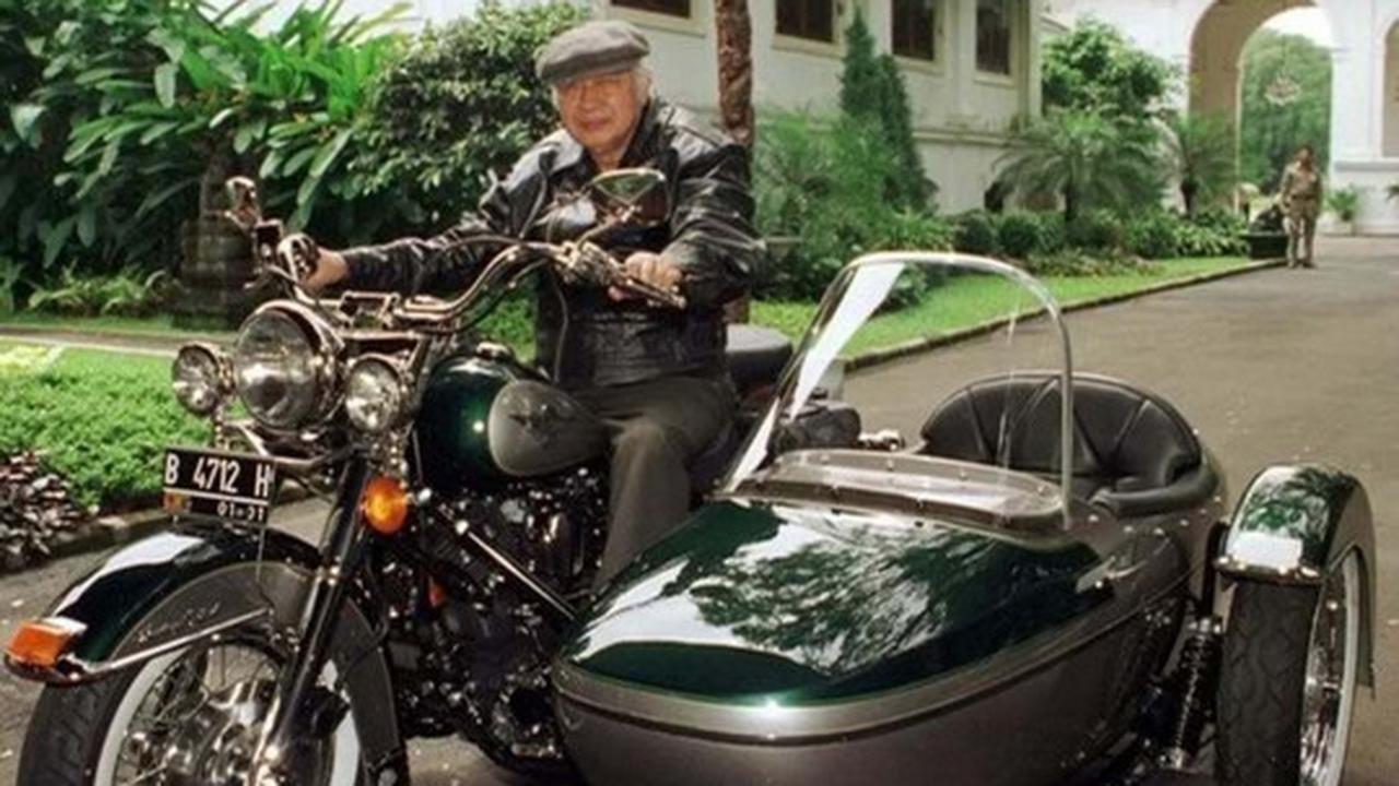 Gagahnya Presiden Soeharto saat geber moge Harley Davidson