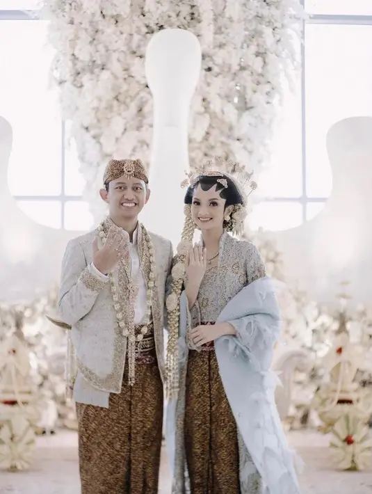 Pernikahan pasangan itu berlangsung sakral dengan mengusung serangkaian prosesi adat Jawa.  Begitu pula dengan busana yang dikenakan Belva Devara dan Sabrina Anggraini yang tampil menawan berbalut busana adat Jawa. (Instagram/belvadevara).