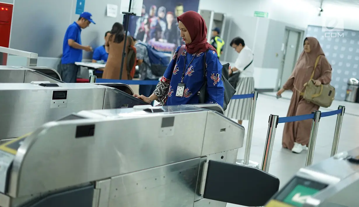 Penumpang mengetap kartu di Stasiun MRT Bundaran HI, Jakarta, Jumat (24/5/2019). Transportasi massal MRT mulai beroperasi penuh kembali pascaaksi aksi 22 Mei menolak hasil Pemilu 2019 yang terjadi di Gedung Bawaslu beberapa hari terakhir. (Liputan6.com/Immanuel Antonius)