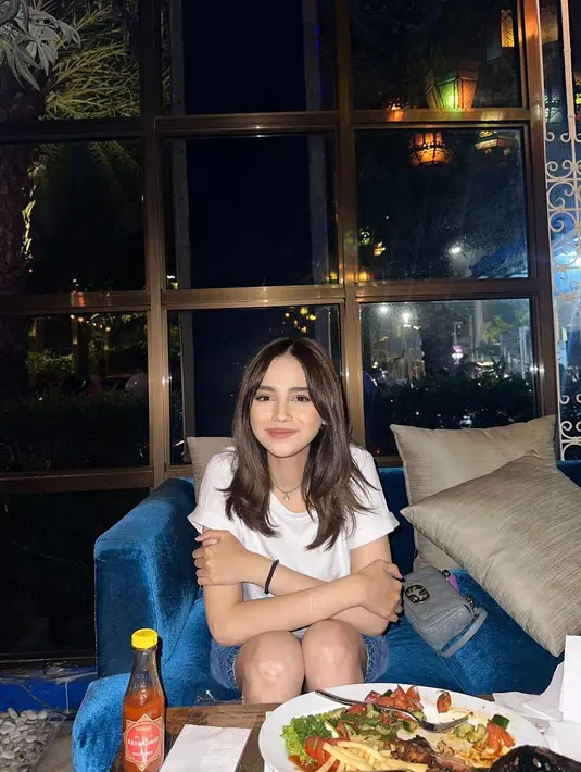 Tampilan sederhana-nya itu kian terasa spesial dengan gaya rambut barunya. Syifa tampak memotong poninya menjadi model curtain bangs. [@syifahadju].