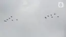 Pesawat tempur F-16 TNI AU terbang melintas di atas Istana Merdeka saat upacara peringatan detik-detik proklamasi di Jakarta, Rabu (17/8/2022). Aksi pesawat tempur TNI AU tersebut untuk memperingati Hari Ulang Tahun ke-77 Republik Indonesia. (Liputan6.com/Faizal Fanani)