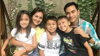 Donna Agnesia dan Darius Sinathrya bersama ketig anaknya (Instagram/@dagnesia)