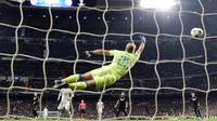 Kiper Napoli, Pepe Reina tak mempu membendung bola sepakan Casemiro yang masuk ke gawangnya pada laga 16 besar Liga Champions di Santiago Bernabeu stadium, Madrid (15/2/2017). Madrid menang 3-1. (AFP/Javier Soriano)