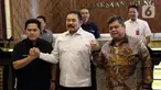Menteri Badan Usaha Milik Negara (BUMN) Erick Thohir (kiri) bersama Jaksa Agung Sanitiar Burhanuddin (tengah) dan Kepala Badan Pengawasan Keuangan dan Pembangunan (BPKP) Muhammad Yusuf Ateh (kanan) saat menyampaikan keterangan pers di Kejaksaan Agung, Jakarta, Selasa (3/10/2023). Erick Thohir menyerahkan hasil audit terkait perkara dana pensiun BUMN yang bermasalah kepada Kejaksaan Agung. (Liputan6.com/Angga Yuniar)