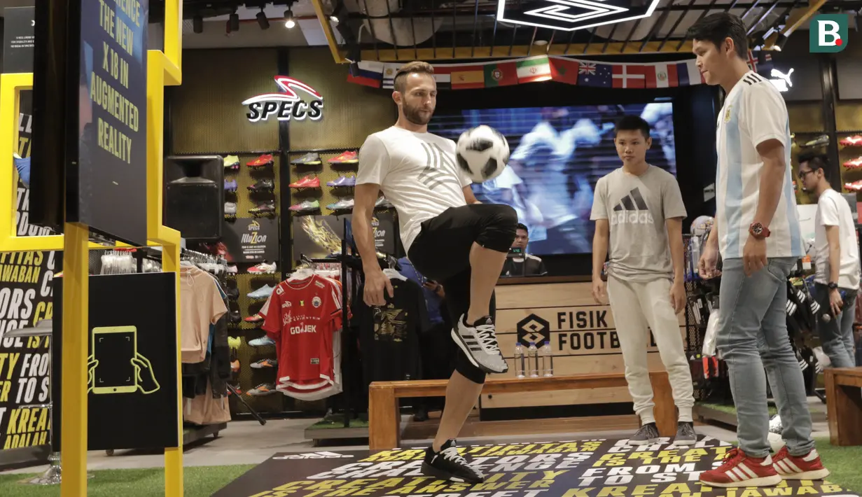 Striker Bali United, Ilija Spasojevic, melakukan atraksi freestyle saat peluncuran sepatu Adidas di Fisik Footbal, Grand Indonesia, Jakarta, Jumat (22/6/2018).  (Bola.com/M Iqbal Ichsan)