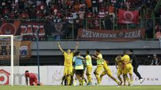 Pemain Semen Padang merayakan gol yang dicetak Mariando Djonak ke gawang Persija Jakarta pada laga Shopee Liga 1 di Stadion Patriot Chandrabhaga, Bekasi, Rabu (16/10). Persija takluk 1-2 atas Semen Padang. (Bola.com/Yoppy Renato)