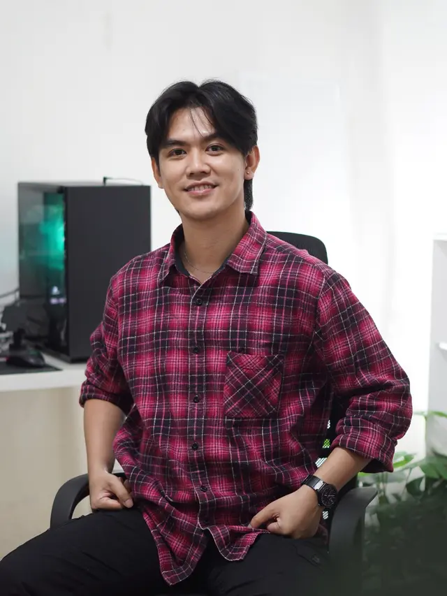 Wahyu Denis Kurniawan memiliki latar belakang sarjana Arsitektur