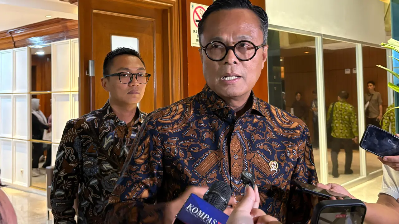 Chief Operating Officer (COO) Danantara, Dony Oskaria berkomentar mengenai kenaikan harga BBM Pertamax di Kompleks Parlemen, Jakarta, Rabu (10/6/2026).