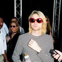 Kacamata retro ala Kurt Cobain bikin look kamu makin kece. (Sumber foto: weheart.it)