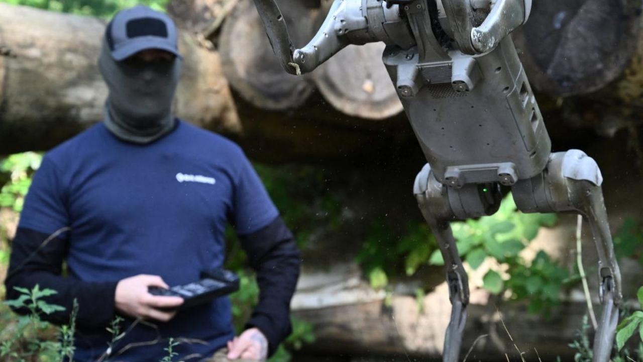 Seorang operator memperlihatkan kemampuan robot anjing&nbsp;di lokasi yang dirahasiakan di Ukraina pada 7 Agustus 2024. Ukraina menyiapkan strategi baru dalam peperangan melawan Rusia, yakni dengan mengerahkan robot anjing yang lincah, gesit, dan canggih.