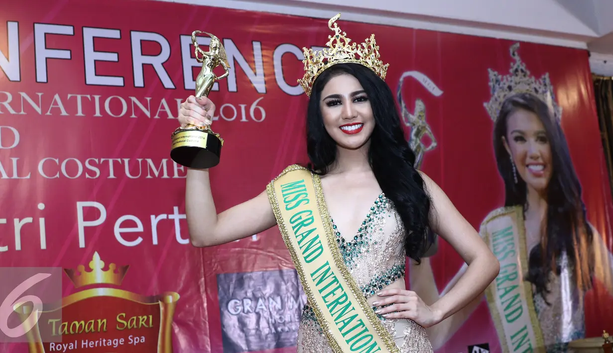 Miss Grand International 2016, Ariska Putri Pertiwi menunjukkan tropinya, Jakarta, Senin (21/11). Ariska sukses memenangkan dua penghargaan sekaligus di ajang Miss Grand International 2016 di Las Vegas. (Liputan6.com/Herman Zakharia)