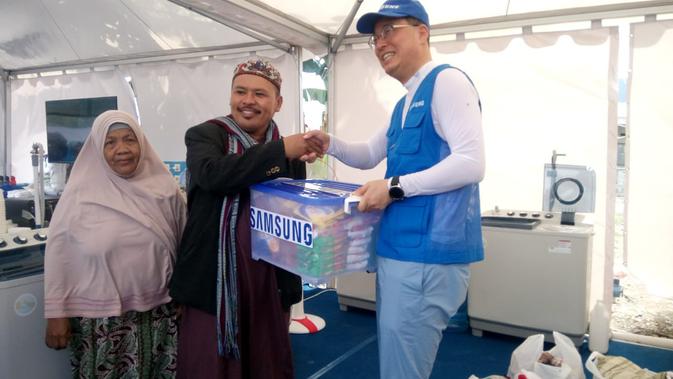 Bantuan dari Samsung untuk pengungsi gempa Palu (foto: Liputan6.com/Sulung Lahitani)