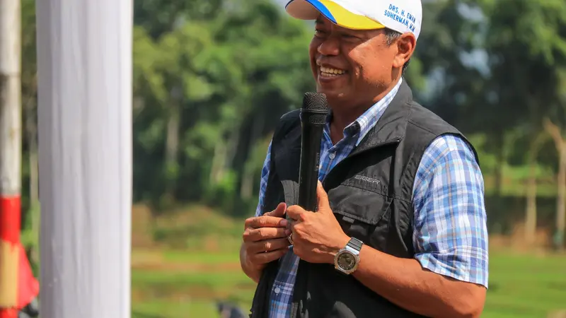 Bakal Calon Bupati (Cabup) Majalengka Eman Suherman berkomitmen menghadirkan ribuan lapangan pekerjaan untuk masyarakat di Majalengka, Jawa Barat (Jabar).