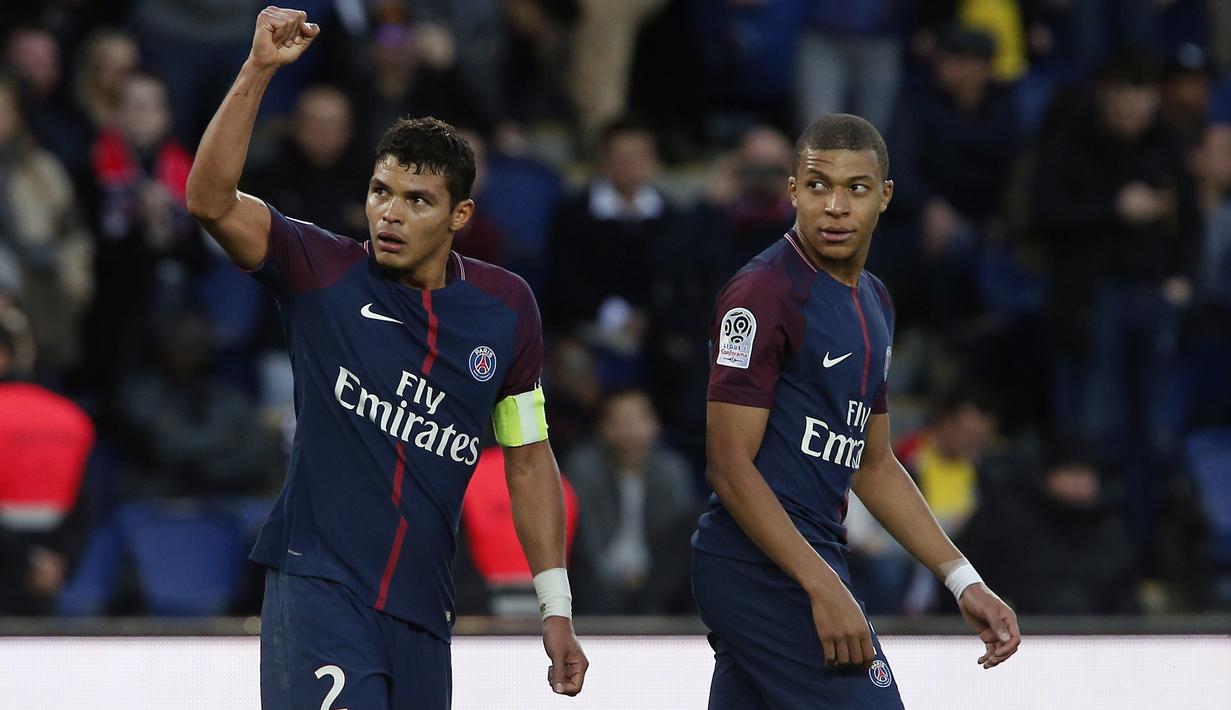 Gaya pemain PSG, Thiago Silva (kiri) merayakan golnya ke gawang FC Metz pada lanjutan Ligue 1 Prancis di Parc des Princes Stadium, Paris (10/3/2018). PSG menang telak 5-0. (AP/Thibault Camus)