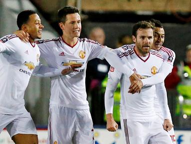Pemain Manchester United menyambut Juan Mata setelah mencetak gol ke gawang Shrewsbury Town pada putaran kelima Piala FA di Stadion Greenhous Meadow, Shrewsbury, Selasa (23/2/2016) dini hari WIB. (Reuters/Andrew Yates)