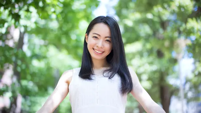 perempuan bahagia ramah tersenyum tenang damai