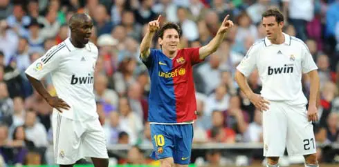 Di antara pemain Real Madrid, Lassana Diarra & Christoph Metzelder, striker Barcelona, Lionel Messi merayakan gol ketiga Barcelona di laga El Clasico yang berlangsung di Santiago Bernabeu, 2 Mei 2009. AFP PHOTO/JAVIER SORIANO