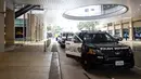 Polisi dan petugas darurat bekerja di luar lokasi penembakan Rapper Takeoff Migos di 1201 San Jacinto, di Houston, Texas, Selasa (1/11/2022). Polisi Houston mengatakan penembakan yang menewaskan rapper berusia 28 tahun itu terjadi pada Selasa malam, di mana saat kejadian anggota Migos lainnya juga berada di lokasi.  (Annie Mulligan/Houston Chronicle via AP)