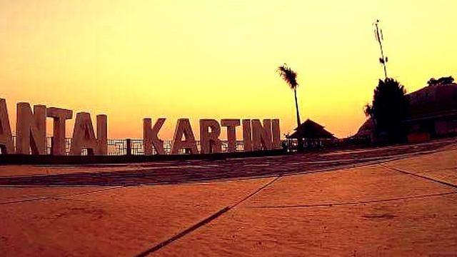 Senja di Pantai Kartini