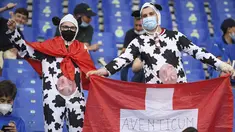 Suporter timnas Swiss terlihat sebelum dimulainya laga Grup A Euro 2020 menghadapi Italia di stadion Olimpiade di Roma, Rabu (16/6/2021). Dalam laga tersebut, Timnas Italia menghajar Swiss dengan skor 3-0. (Ettore Ferrari, Pool via AP)
