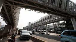 Suasana proyek pembangun jembatan Skybridge di kawasan Ramangun, Jakarta, Kamis (4/7/2019). Pembangunan Skybridge sudah 98 persen rampung, yang nantinya akan menghubungkan Stasiun Kereta LRT Velodrome dengan halte busway Pemuda Rawamangun akan rampung akhir bulan ini. (Liputan6.com/Faizal Fanani)