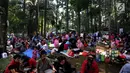 Warga berkumpul memadati hutan penelitian CIFOR (Center for International Forestry Research) saat tradisi Cucurak, di Kota Bogor, Minggu (13/5). Tradisi Cucurak digelar untuk mengungkapkan kebahagiaannya menyambut bulan Ramadan. (Merdeka.com/Arie Basuki)