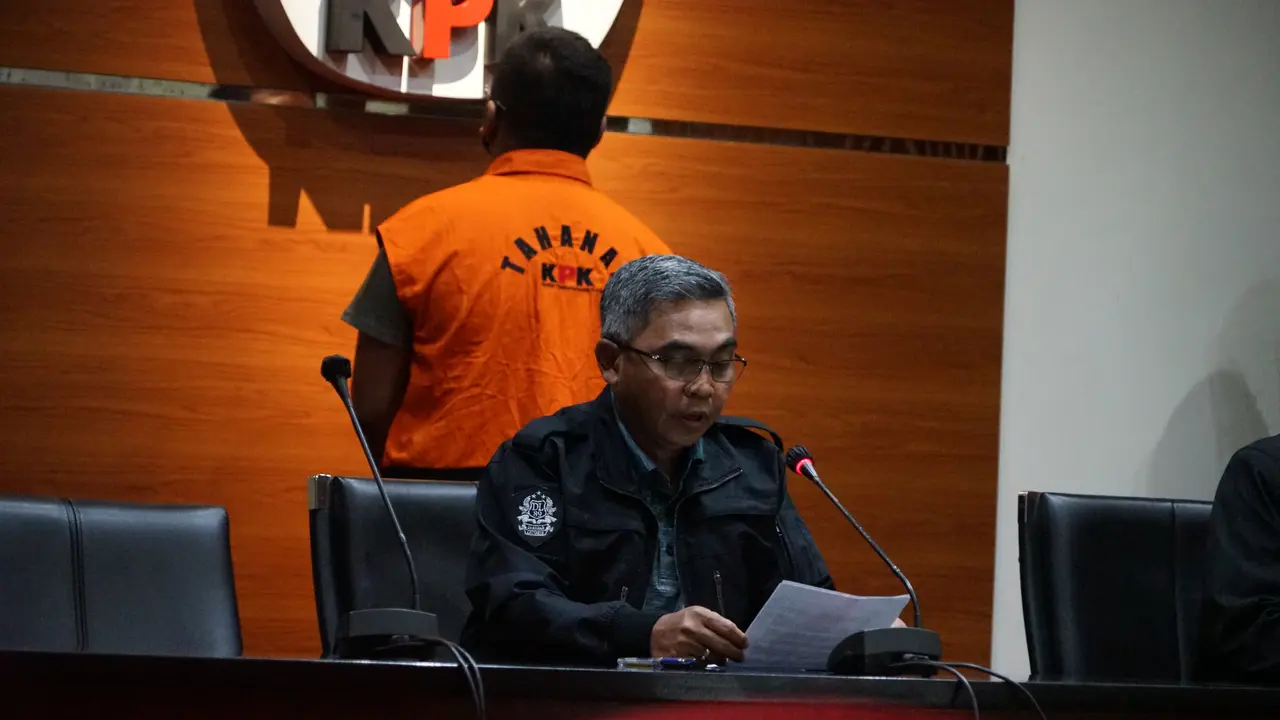 KPK menahan Ferdy Yuman, tersangka menghalangi penyidikan kasus yang menjerat mantan Sekretaris MA Nurhadi