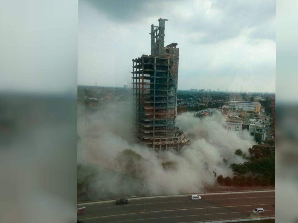 Konstruksi Miring, Gedung Tua di Bintaro Roboh - News ...