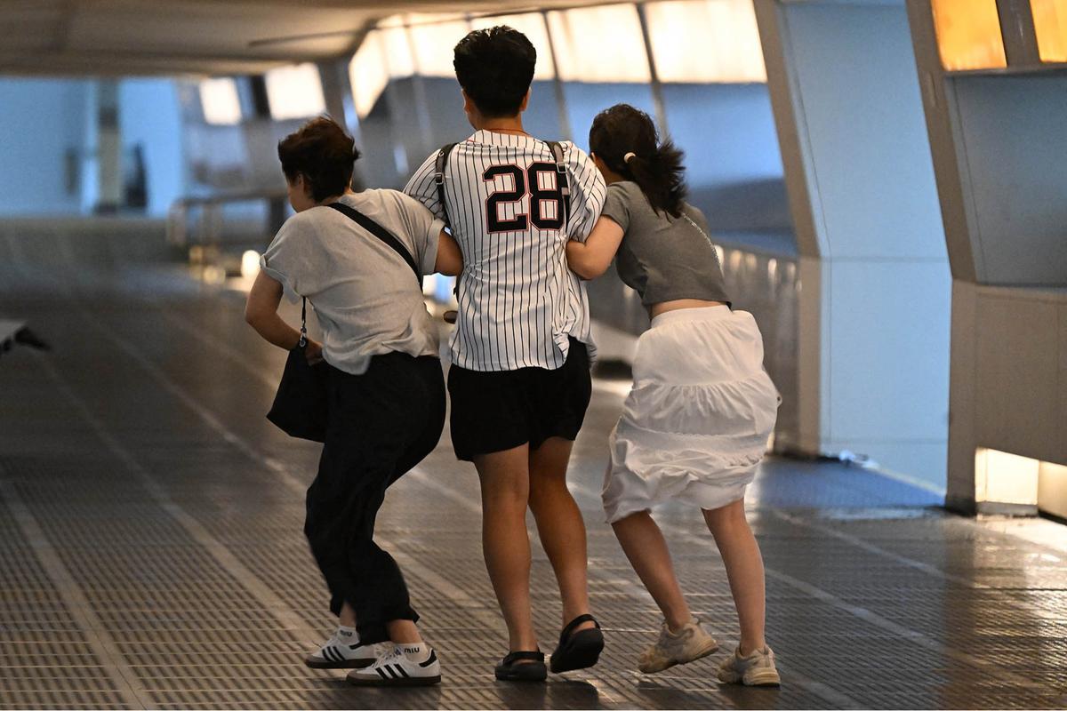 FOTO: Topan Wipha Lumpuhkan Hong Kong, Peringatan Tertinggi Diberlakukan