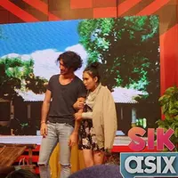 Potret keceriaan pelantun lagu Sambalado begitu terlihat saat berfoto bersama aktor ganteng Reza Rahadian. Aktor asal Bogor tersebut menjadi bintang tamu dalam acara yang dibawakan oleh Ayu Ting Ting. (Instagram/officialmnctv)