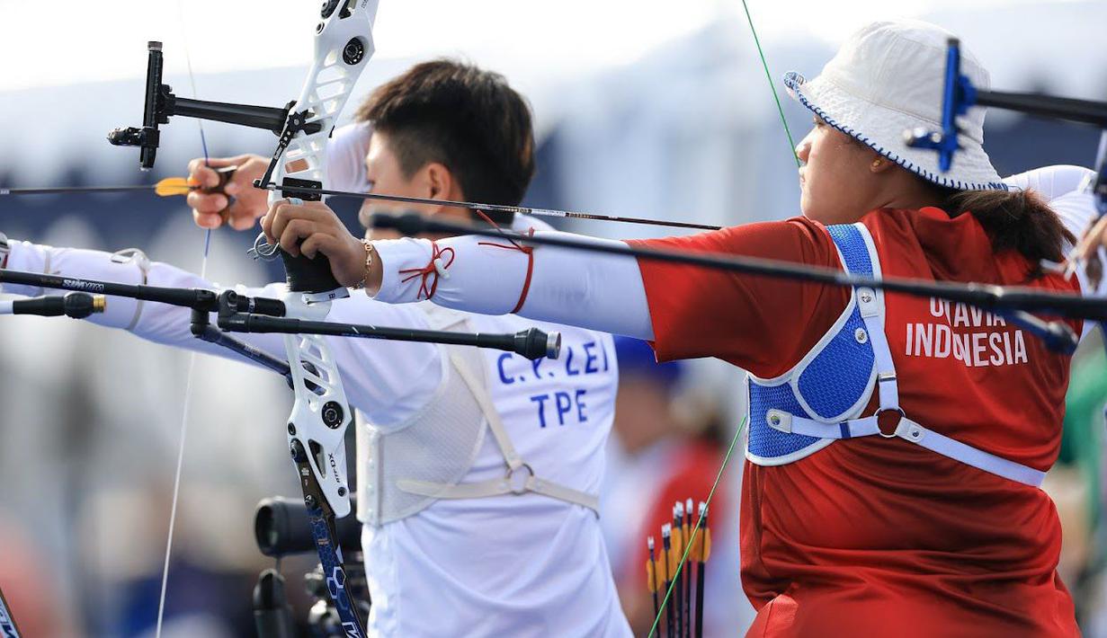 <p>Atlet panahan putri Indonesia, Rezza Octavia (kanan) saat berlomba dalam rangkaian kualifikasi cabor panahan Olimpiade Paris 2024 di Invalides Arena, Paris, Kamis (25/7/2024). Di nomor individual, Rezza Octavia menempati peringkat ke-32 dengan memgumpulkan total 650 poin. (Dok. NOC Indonesia)</p>