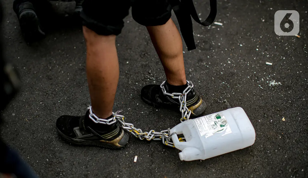 <p>Massa yang tergabung dalam Partai Buruh melakukan aksi teatrikal saat menggelar aksi di depan Gedung DPR, Jakarta, Selasa (6/9/2022). Dalam aksi tersebut mereka menolak keputusan pemerintah menaikkan harga bahan bakar minyak (BBM) bersubsidi dan meminta pemerintah untuk meninjau ulang keputusan tersebut. (Liputan6.com/Faizal Fanani)</p>