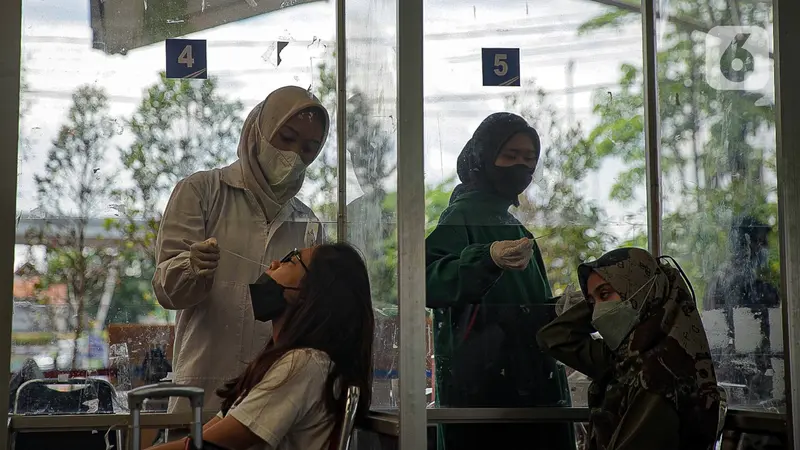 FOTO: Stasiun Pasar Senen Sediakan Tes PCR Untuk Calon Penumpang KA Jarak Jauh