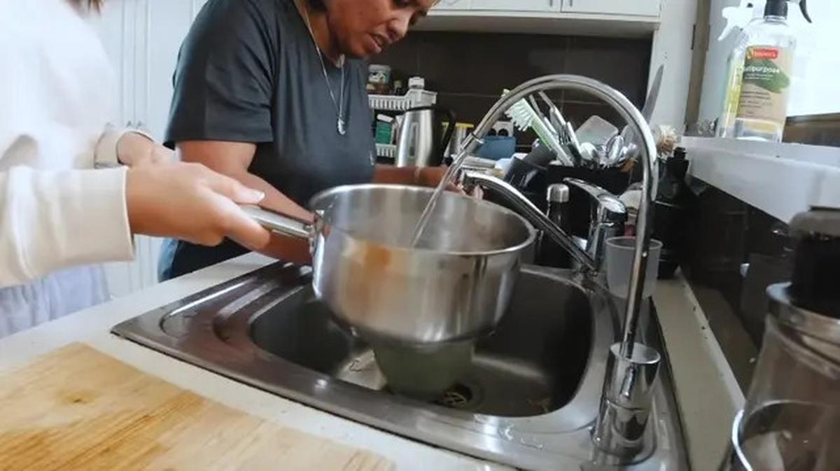 Potret Dapur Serba Putih Amanda Rawles, Minimalis dan Modern dengan View Pantai