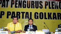 Ketua Umum Partai Golkar, Setya Novanto (kanan) saat memimpin rapat pleno di ruang rapat utama gedung DPP Partai Golkar, Jakarta, Selasa (18/7). Rapat membahas situasi poltik terkini. (Liputan6.com/Helmi Fithriansyah)