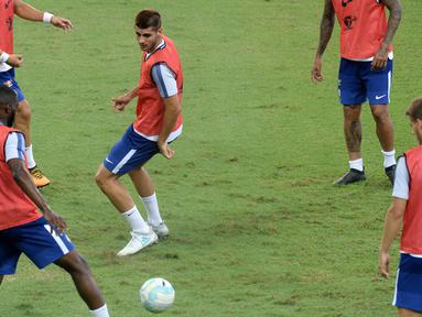 Striker baru Chelsea, Alvaro Morata, mengikuti sesi latihan di Singapura, Senin (24/7/2017). Chelsea akan bersua Bayern Munchen pada laga International Champions Cup 2017. (AFP/Roslan Rahman)