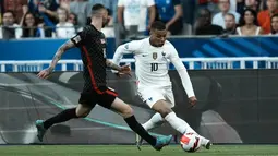 Penyerang Prancis, Kylian Mbappe berusaha melewati gelandang Kroasia, Marcelo Brozovic Prancis pada laga keempat Grup A1 UEFA Nations League 2022/2023 di Stade de France di Saint-Denis, di Paris, Selasa (14/6/2022). Kroasia menang tipis atas Prancis 1-0. (AP Photo/Thibault Camus)