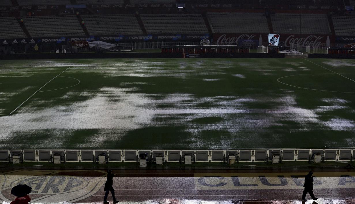 Suasana lapangan Stadion Monumental, Buenos Aires, Argentina, yang tergenang. Jumat (13/11/2015) WIB. (Reuters/Marcos Brindicci)