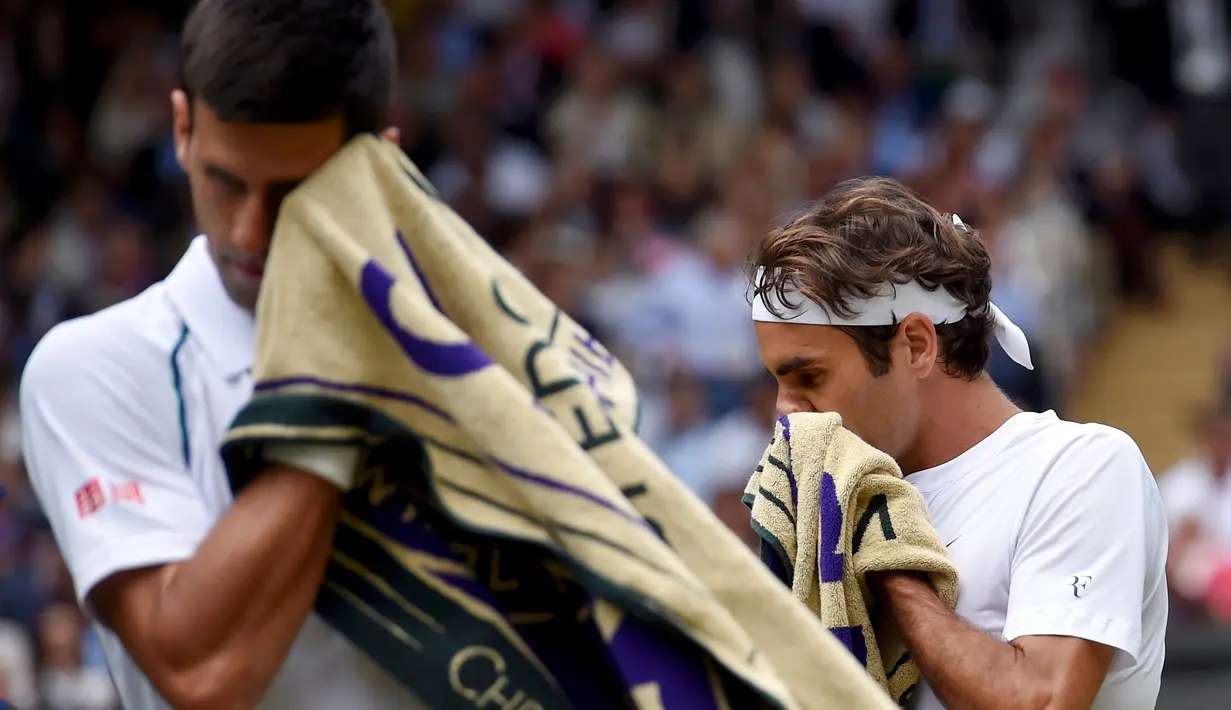 Ekspresi Novak Djokovic dan Roger Federer saat bertanding di final. (REUTERS/Toby Melville)