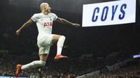 Penyerang Tottenham Hotspur Richarlison berselebrasi setelah mencetak gol kedua timnya ke gawang Newcastle United dalam laga Premier League 2023/2024 pekan 15 yang digelar di Tottenham Hotspur Stadium, Minggu (10/12/2023) malam WIB. (AP Photo/Ian Walton)