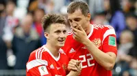 Pemain Rusia Alexander Golovin (kiri) berselebrasi bersama Artyom Dzyuba usai mencetak gol ke gawang Arab Saudi pada pertandingan grup A Piala Dunia 2018 di Stadion Luzhniki, Moskow, Rusia, (14/6). Rusia menang telak 5-0. (AP Photo/Matthias Schrader)