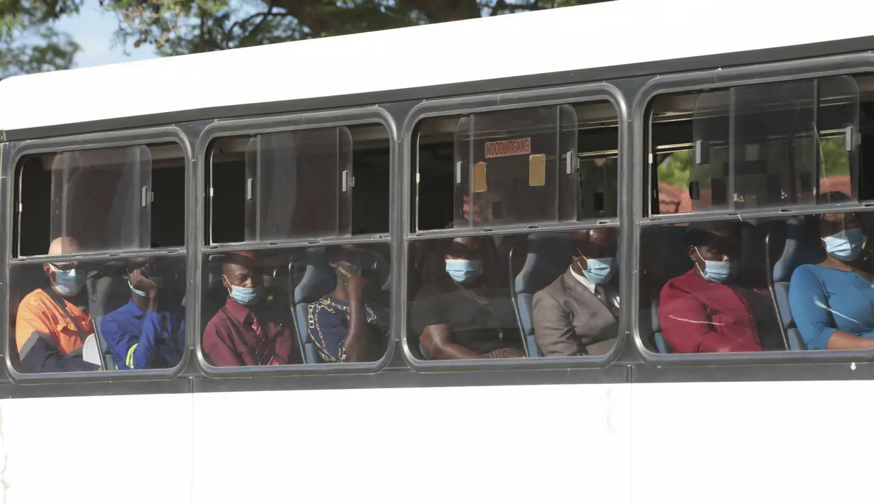 Penumpang memakai masker untuk mengekang penyebaran COVID-19 di dalam bus di Harare, Zimbabwe, Senin (29/11/2021). WHO telah mendesak negara-negara untuk tidak memberlakukan larangan terbang di negara-negara Afrika selatan karena kekhawatiran atas varian omicron baru . (AP Photo/Tsvangirayi Mukwazhi