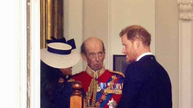 Hadiri Parade Trooping the Color, Meghan Markle Tampil Menawan Berbalut Gaun Warna Biru Navy