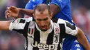 Pemain Juventus, Giorgio Chiellini (depan) berebut bola dengan pemain Sassuolo, Khouma Babacar pada lanjutan Serie A di Allianz Stadium, Turin (4/2/2018). Juventus menang 7-0. (AFP/Marco Bertorello)