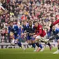 Striker Manchester United, Marcus Rashford mencetak gol kedua timnya lewat eksekusi penalti ke gawang Everton pada laga pekan ke-28 Premier League 2023/2024 di Old Trafford Stadium, Manchester, Sabtu (9/3/2024). (AP Photo/Dave Thompson)