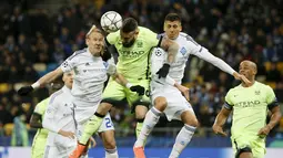 Bek Manchester City, Nicolas Otamendi, duel udara dengan pemain Dynamo Kiev, Domagoj Vida. Kemudian gol kedua dicetak oleh David Silva pada menit ke-40. (Reuters/Gleb Garanich)