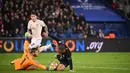 Kiper Manchester United, David de Gea, berebut  bola dengan pemain PSG pada laga Liga Champions di Stadion Parc des Princes (6/3/2019). (AFP/Franck Fife)