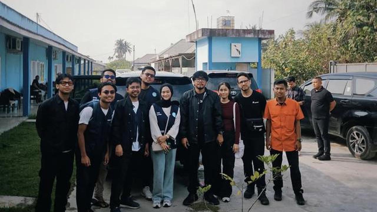 6 Potret Muthia Nadhira Istri Ferry Irwandi yang Ikut Jadi Relawan Banjir Sumatera