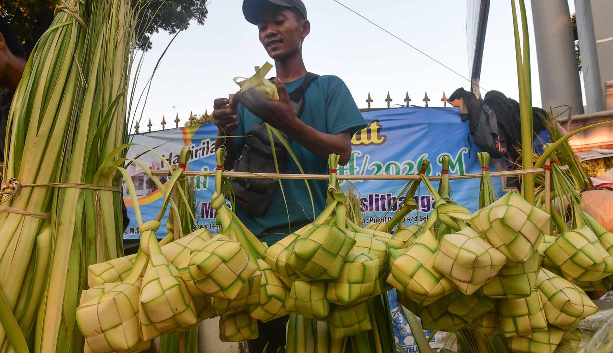 Mereka memadati area pasar seiring mendekatnya Hari Raya Idul Fitri 1447 Hijriah. Tampak dalam foto, pedagang menyelesaikan produksi kulit ketupat lebaran di Pasar Pondok Labu, Jakarta, Rabu (18/3/2026). (merdeka.com/Arie Basuki)