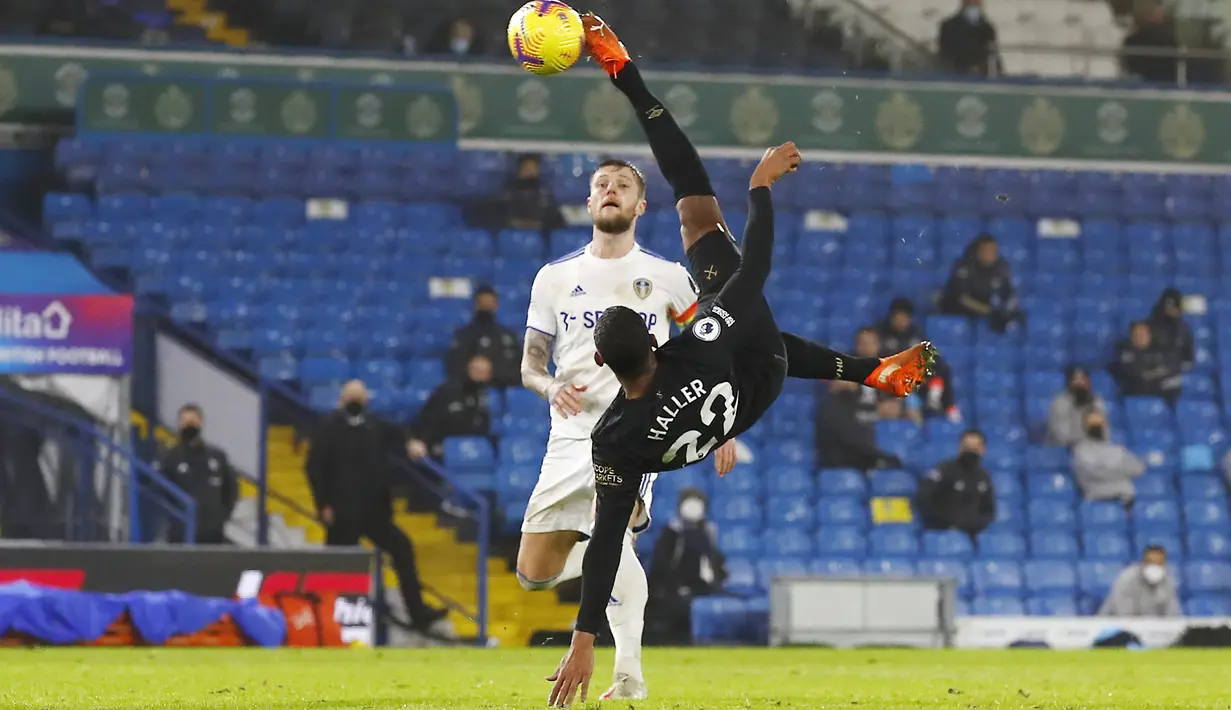 Penyerang West Ham, Sebastien Haller melakukan tendangan salto saat bertanding melawan Leeds United pada pertandingan lanjutan Liga Inggris di stadion Elland Road di Leeds, Inggris, Sabtu (12/12/2020). West Ham menang tipis atas Leeds United 2-1. (Jason Cairnduff, Pool via AP)